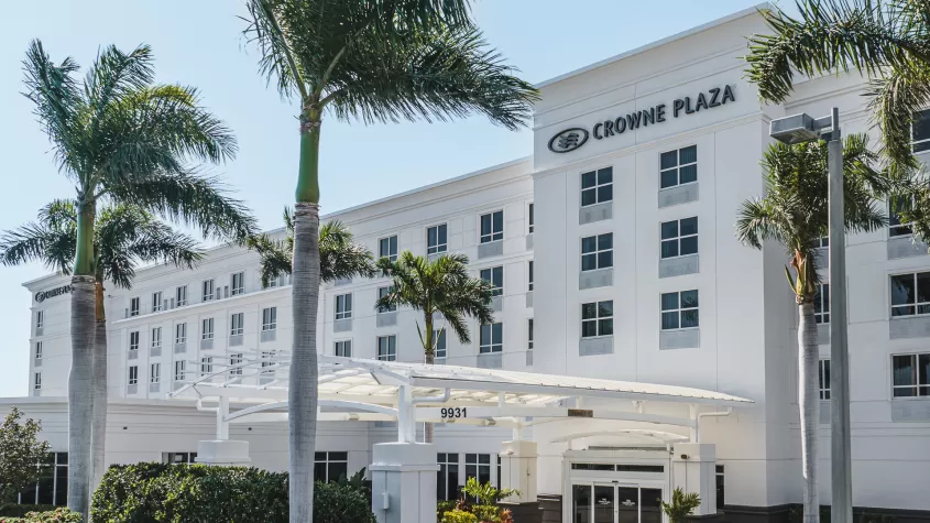 exterior Crowne Plaza
