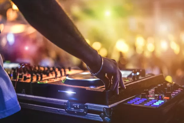live dj
